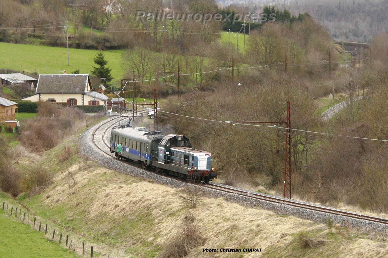 BB 66000 et graisseur de caténaire au Saillant (F 15)