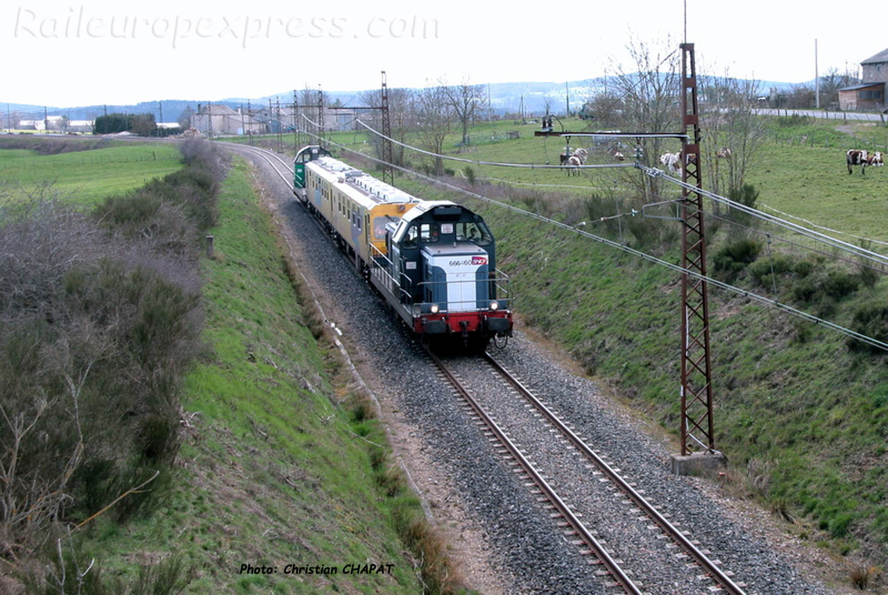 BB 66160 SNCF et train UFM à Loubaresse (F-15)