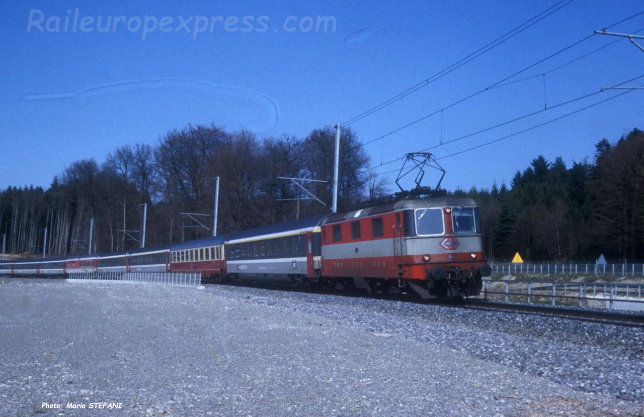 Re 4/4 II 11141 CFF à Mattstetten (CH)