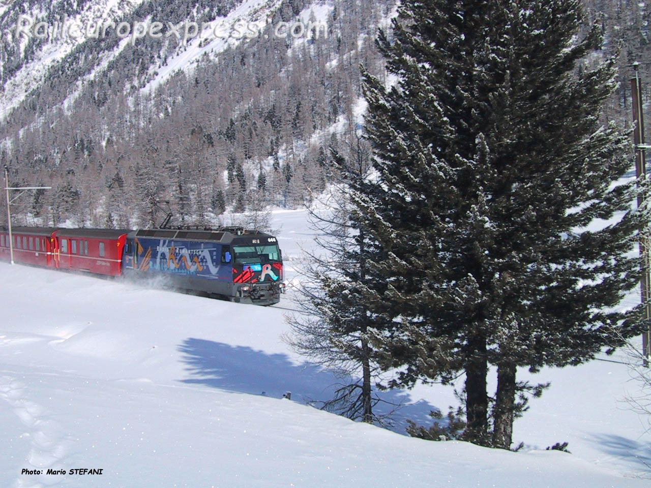 Ge 4/4 III 644 RhB à Bever (CH)