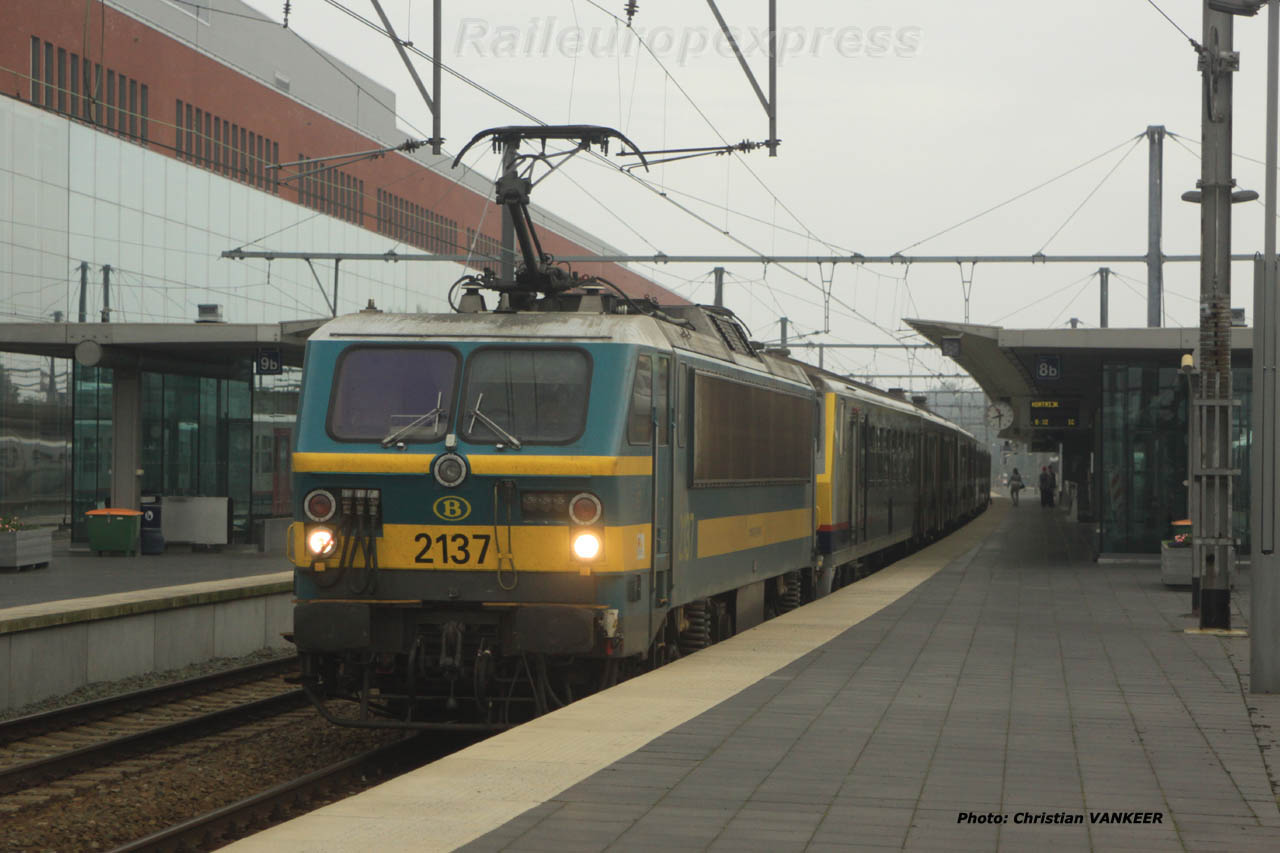 HLE 2137 SNCB en gare de Bruges (B)