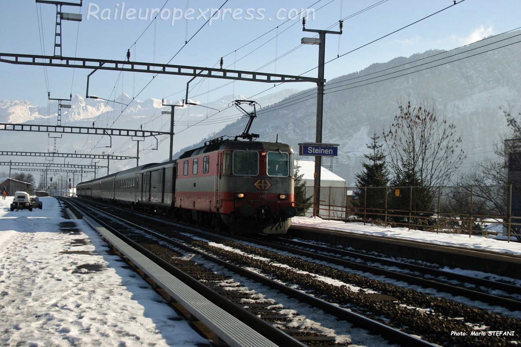 Re 4/4 II 11106 CFF à Steinen (CH)