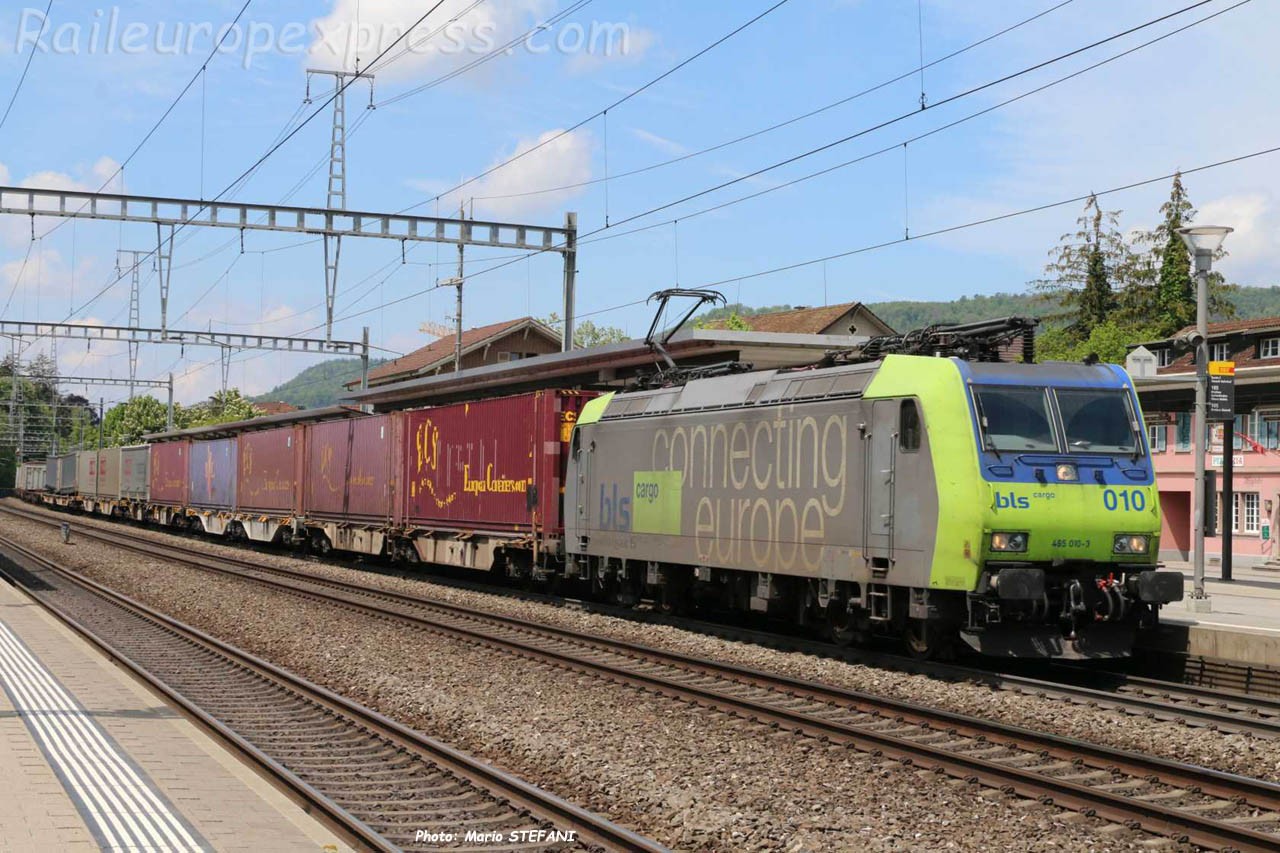 Re 485 010-3 BLS à Sissach (CH)