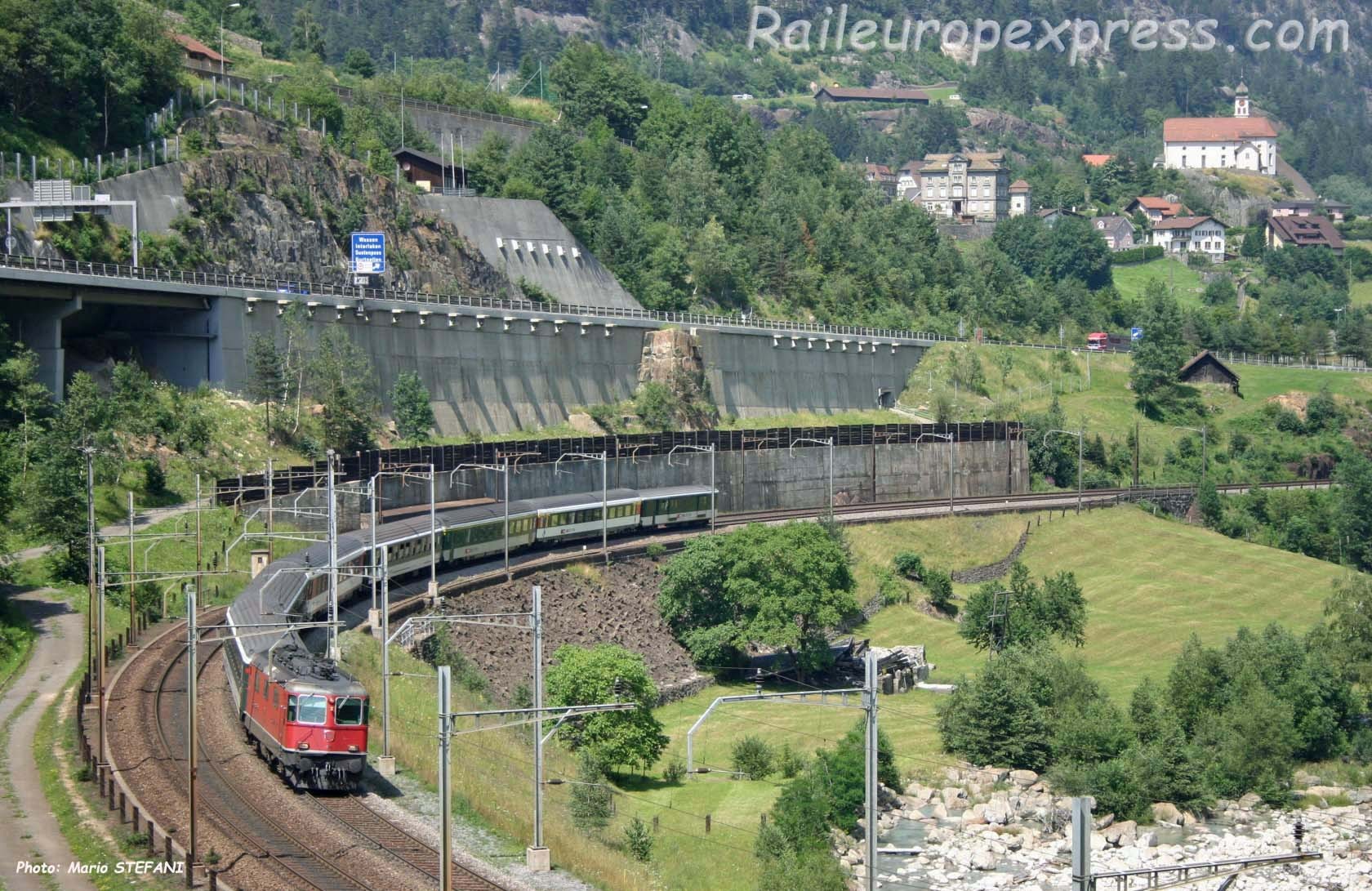 Re 4/4 II CFF à Wassen (CH)