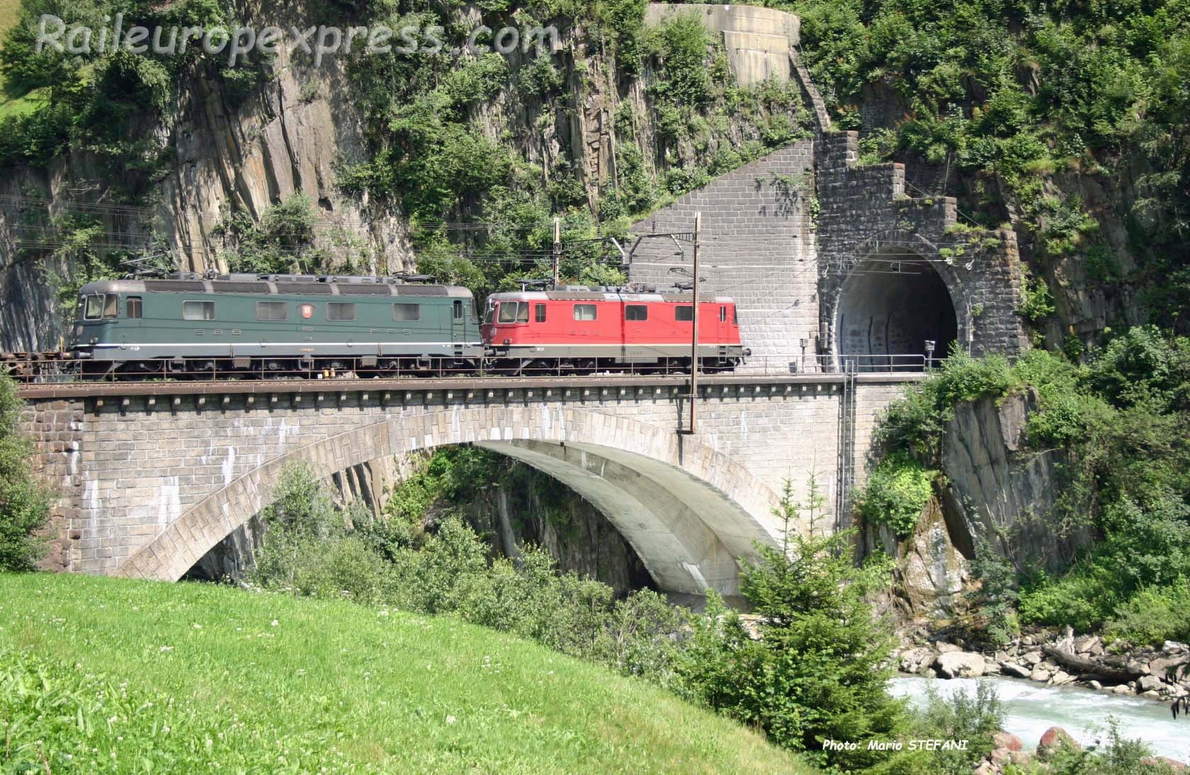 UM de Re 6/6 et de Re 4/4 II CFF à Wassen (CH)