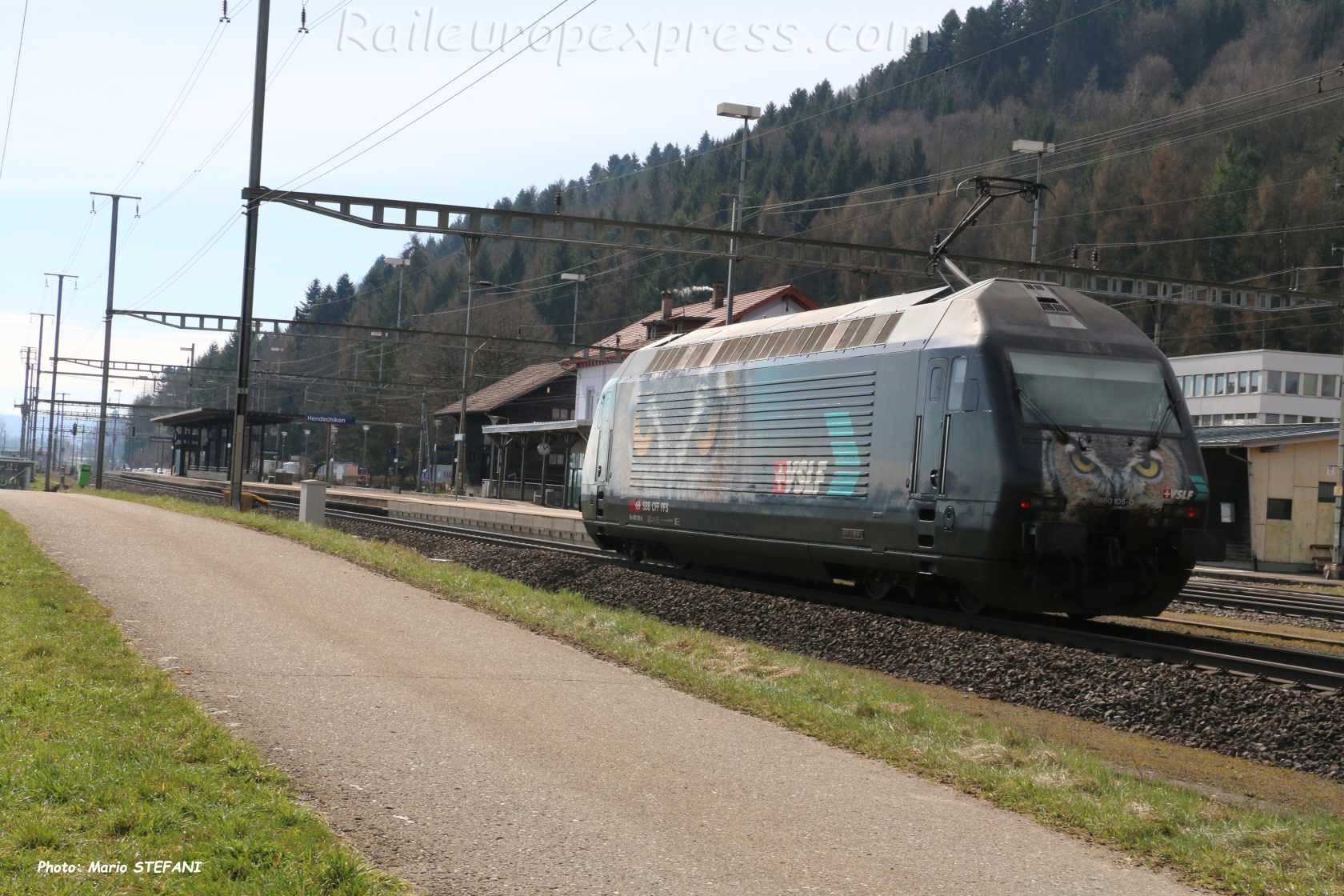 Re 460 105-0 CFF à Hendschiken (CH)