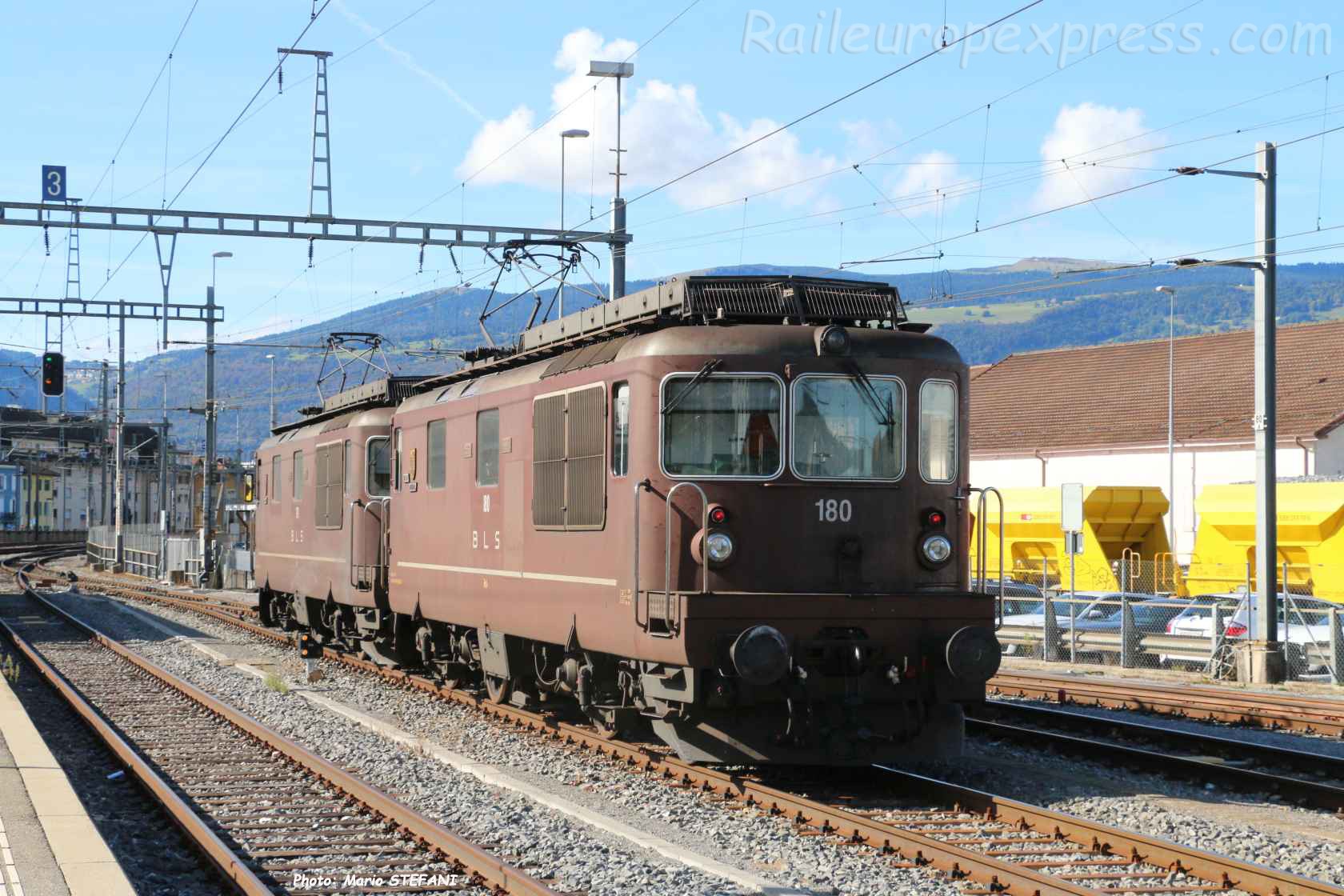 Re 4/4 180 et 179 BLS à Yverdon (CH)