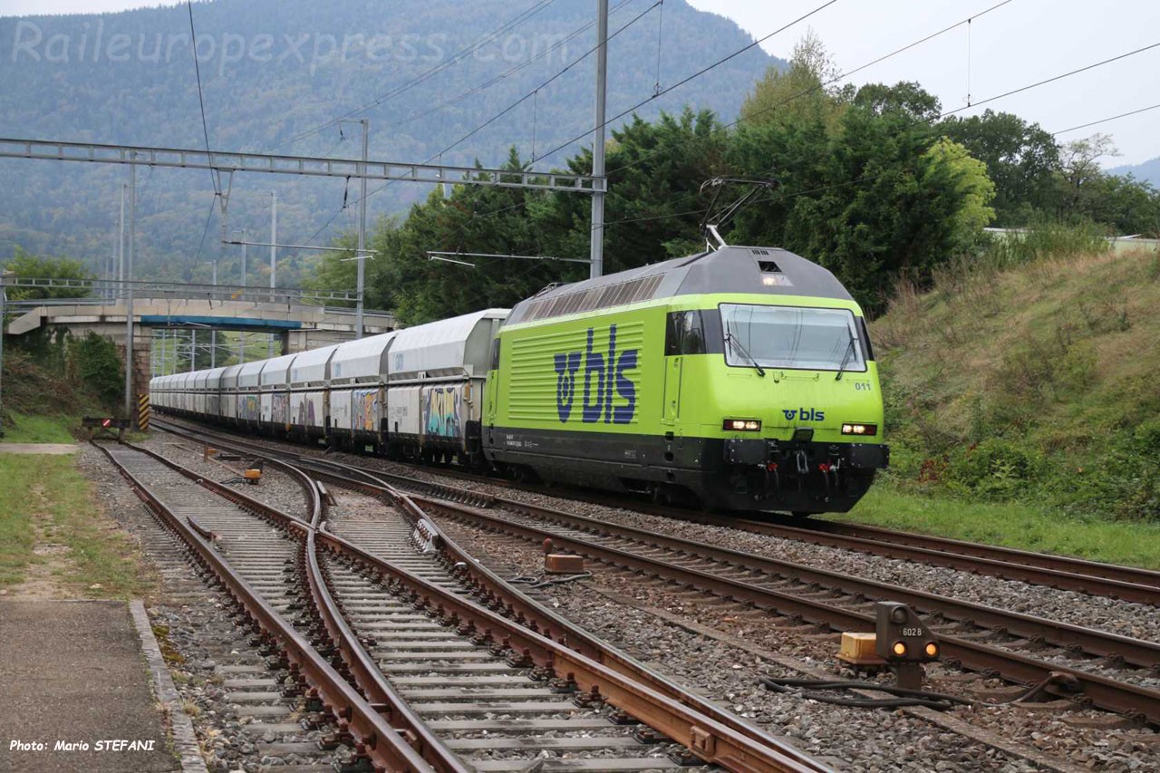 Re 465 011 BLS à Boudry (CH)