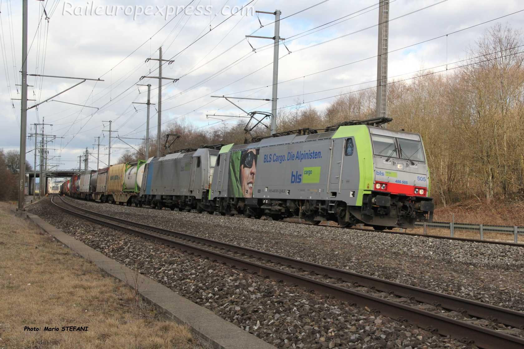 Re 486 505-1 BLS à Mattstetten (CH)