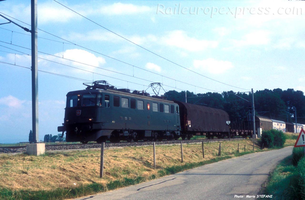 Ae 6/6 CFF à Perreux (CH)