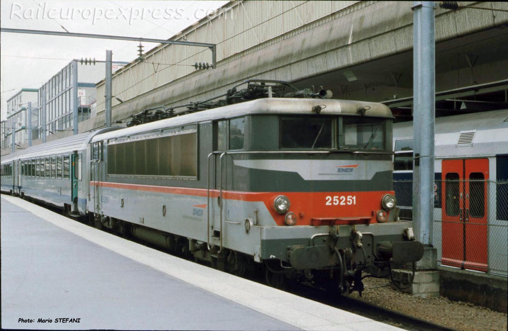 BB 25251 SNCF à Paris-Nord (F-75)