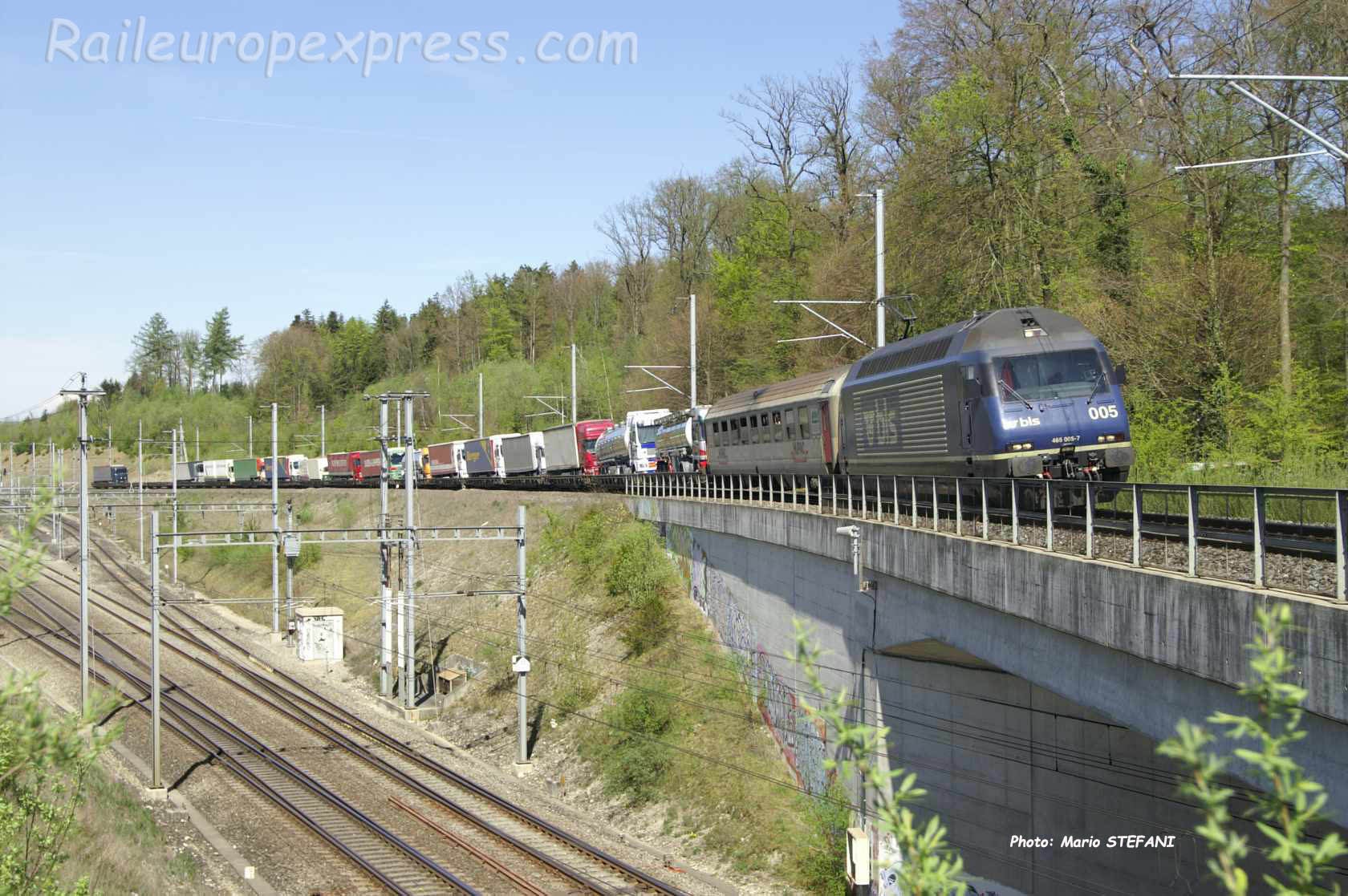 Re 465 BLS à Mattstetten (CH)