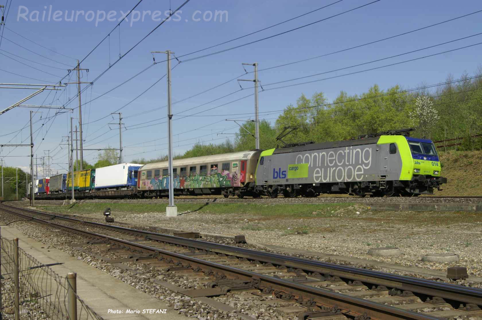 Re 485 014 BLS à Mattstetten (CH)
