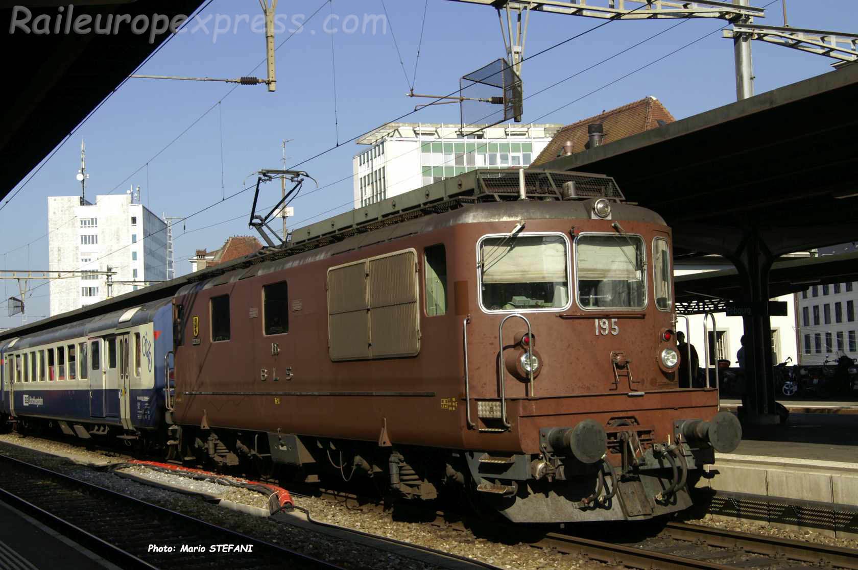 Re 4/4 195 BLS à Fribourg (CH)