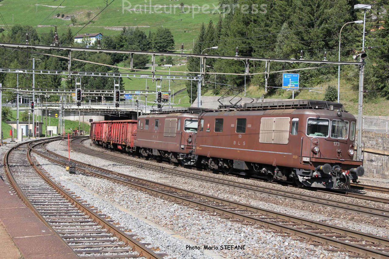 Re 4/4 173 et 182 BLS à Airolo (CH)