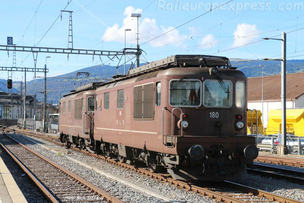 Re 4/4 180 et 179 BLS à Yverdon (CH)