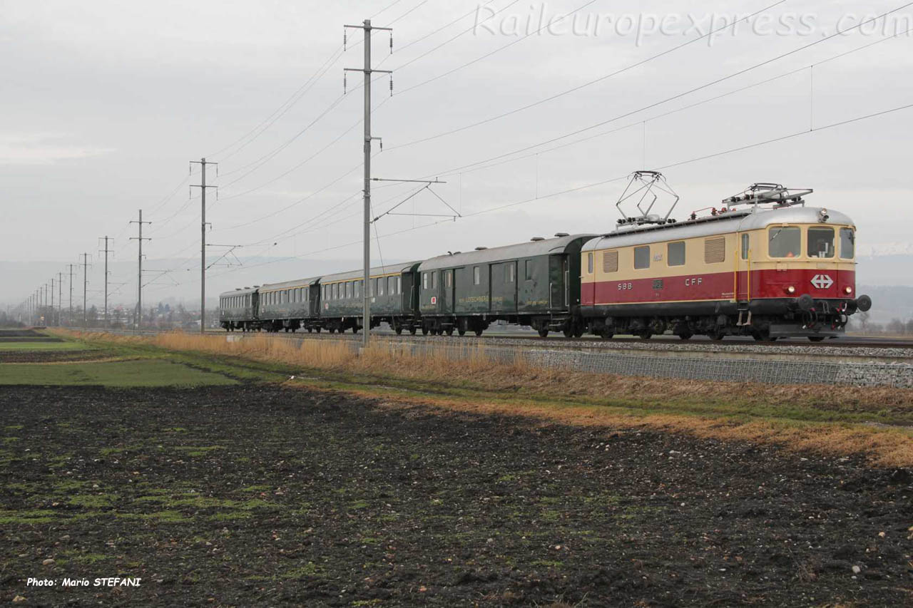 Re 4/4 I 10033 CFF à Mûnshtemier (CH)
