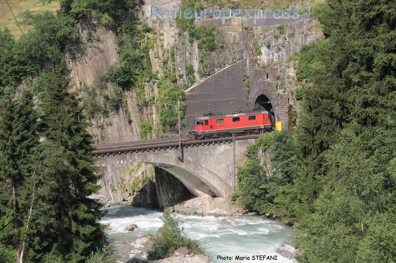 Re 4/4 II 11303 CFF à Wassen (CH)