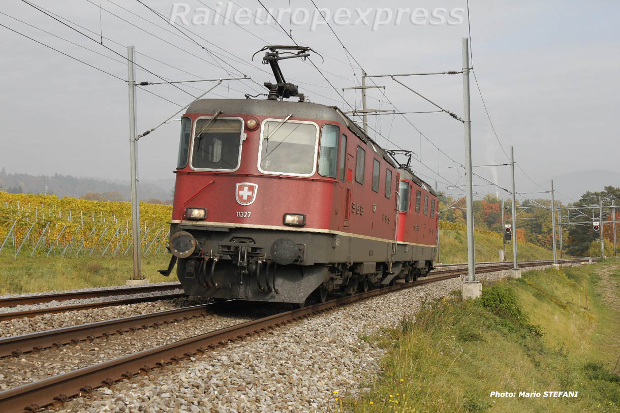 Re 4/4 II 11327 CFF à Boudry