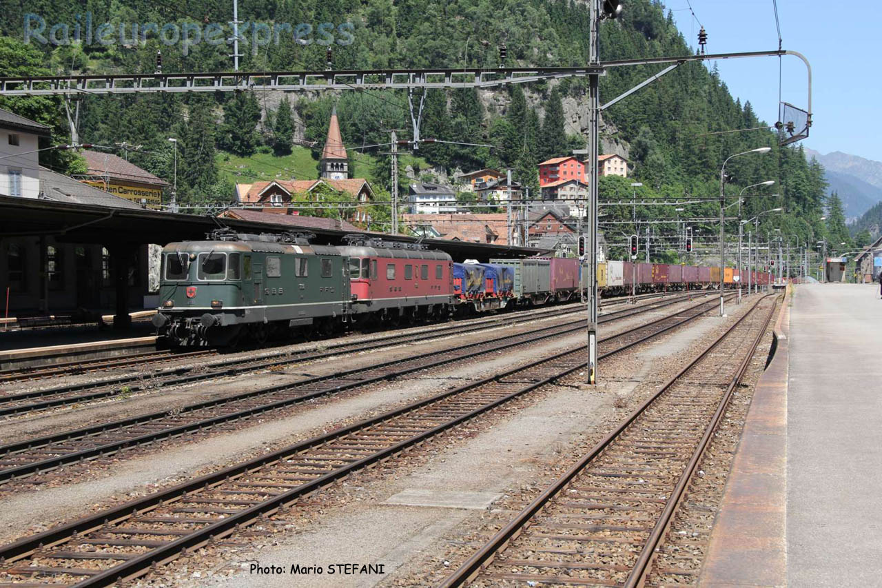 Re 4/4 II 11330 CFF à Göschenen (CH)