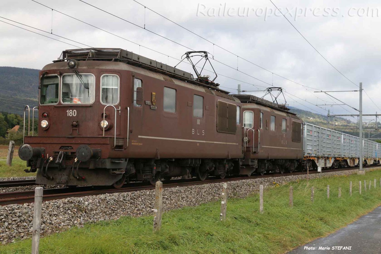 Re 4/4 180 BLS à Perreux (CH)