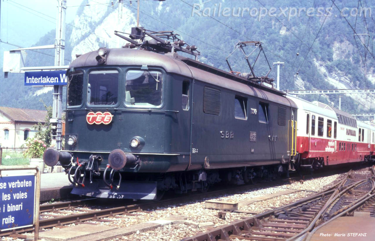 Re 4/4 I 10042 CFF à Interlaken (Ch)