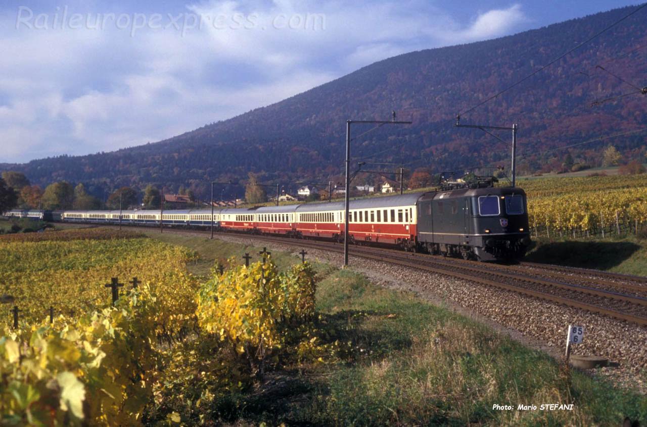 Re 4/4 II CFF en tête de l'EC Mont Blanc à Boudry (CH) 1989