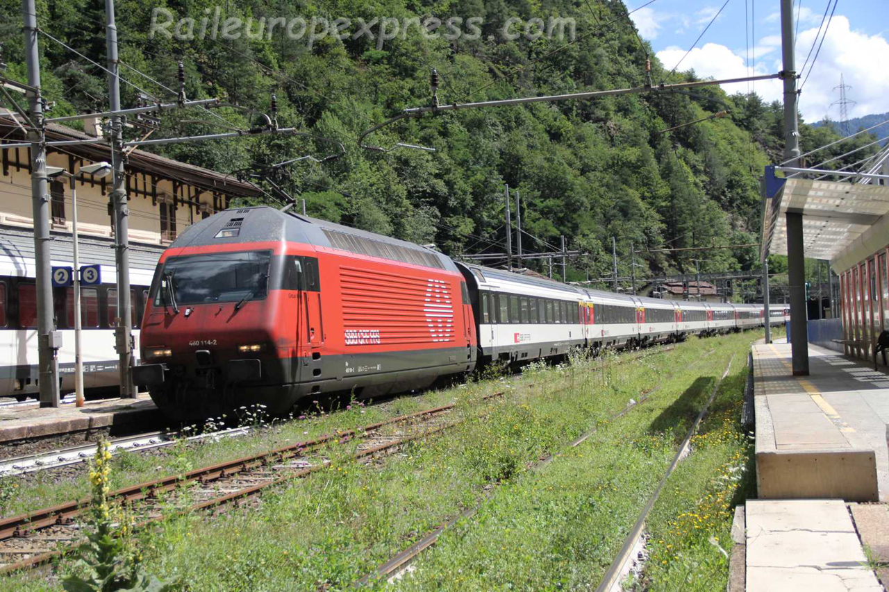 Re 460 114-2 CFF à Iselle (I)