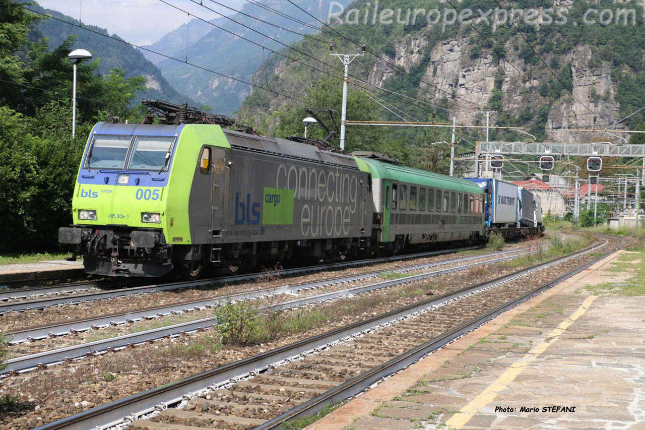 Re 485 005-3 BLS à Varzo (I)