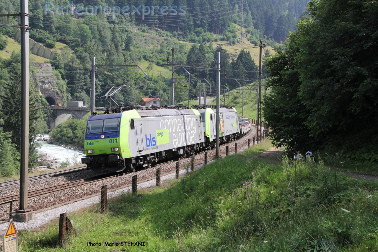 Re 485 011-1 BLS à Wassen (CH)