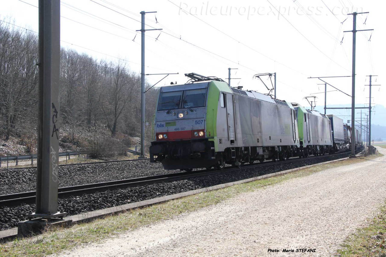 Re 486 507-7 BLS à Mattstetten (CH)