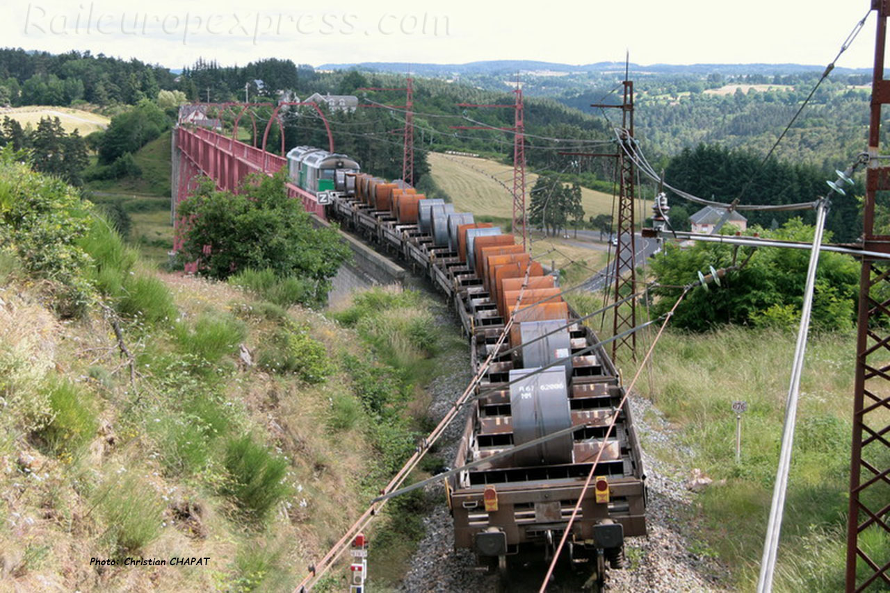 Train de coils au viaduc de Garabit (F-15)