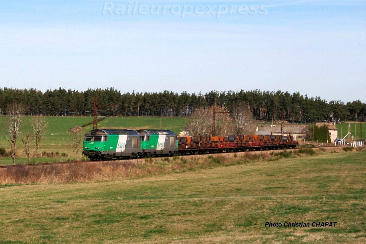 UM de BB 67400 en tête d'un train de coïls vers Loubaresse