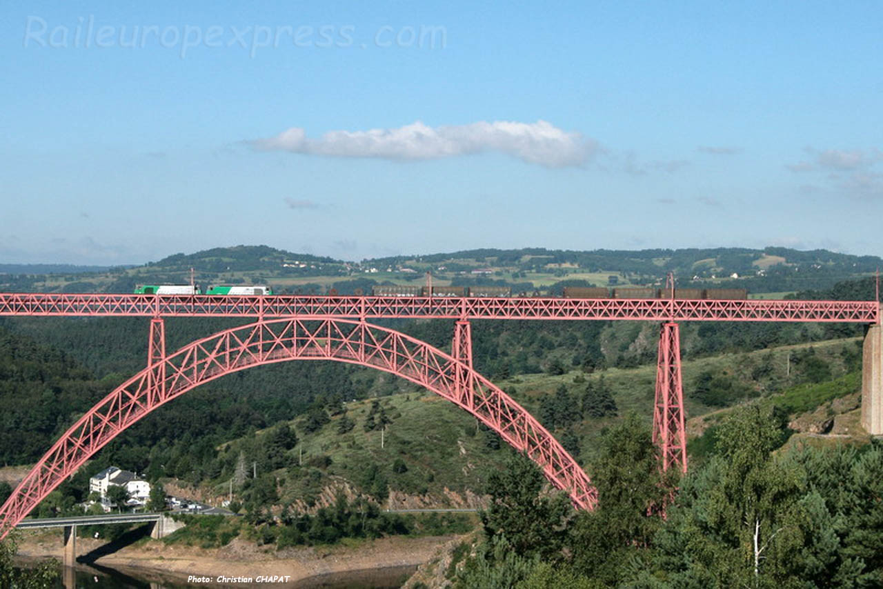 UM de BB 67400 SNCF sur le viaduc de Garabit (F-15)