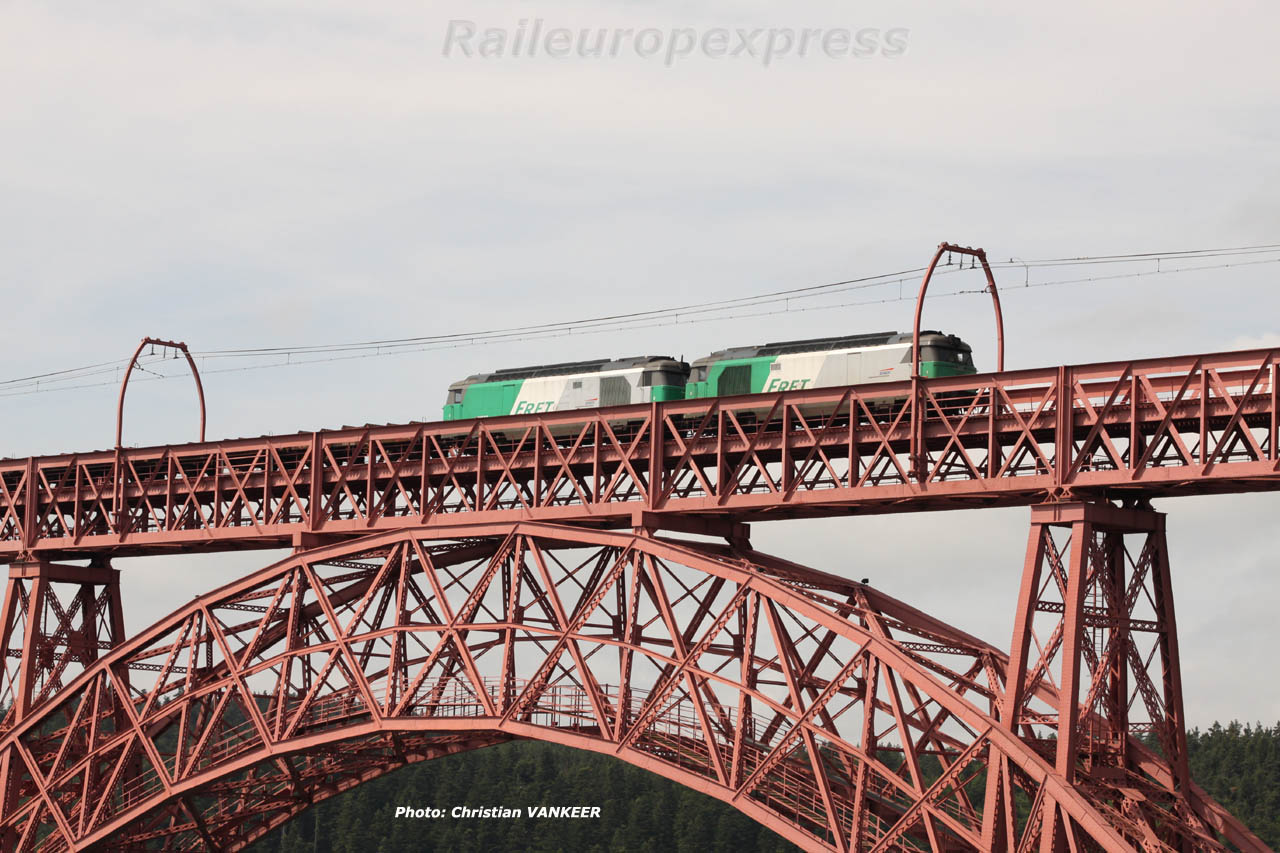 UM de BB 67400 SNCF sur le viaduc de Garabit (F 15)