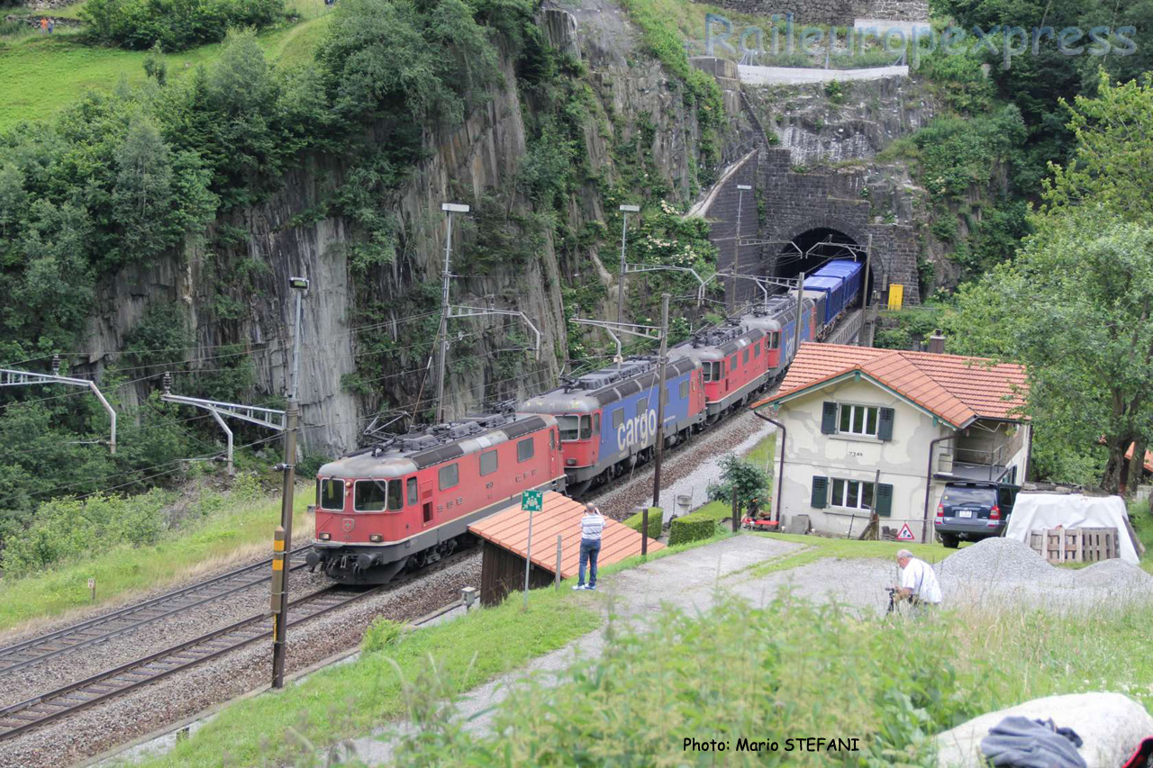 UM de Re 4/4 et Re 620 CFF à Wassen (CH)