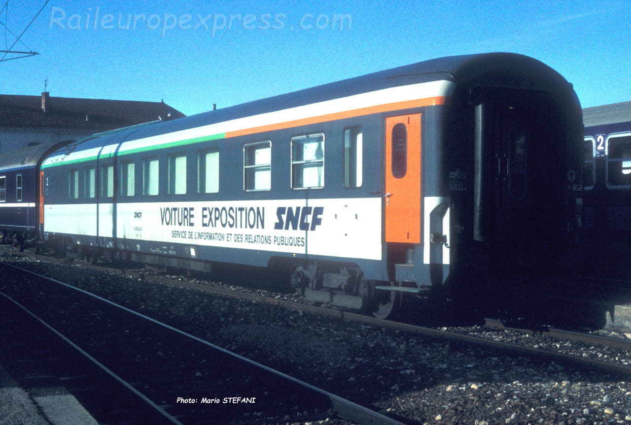 Voiture expo SNCF ex restau rouge à Pontarlier (F-25)