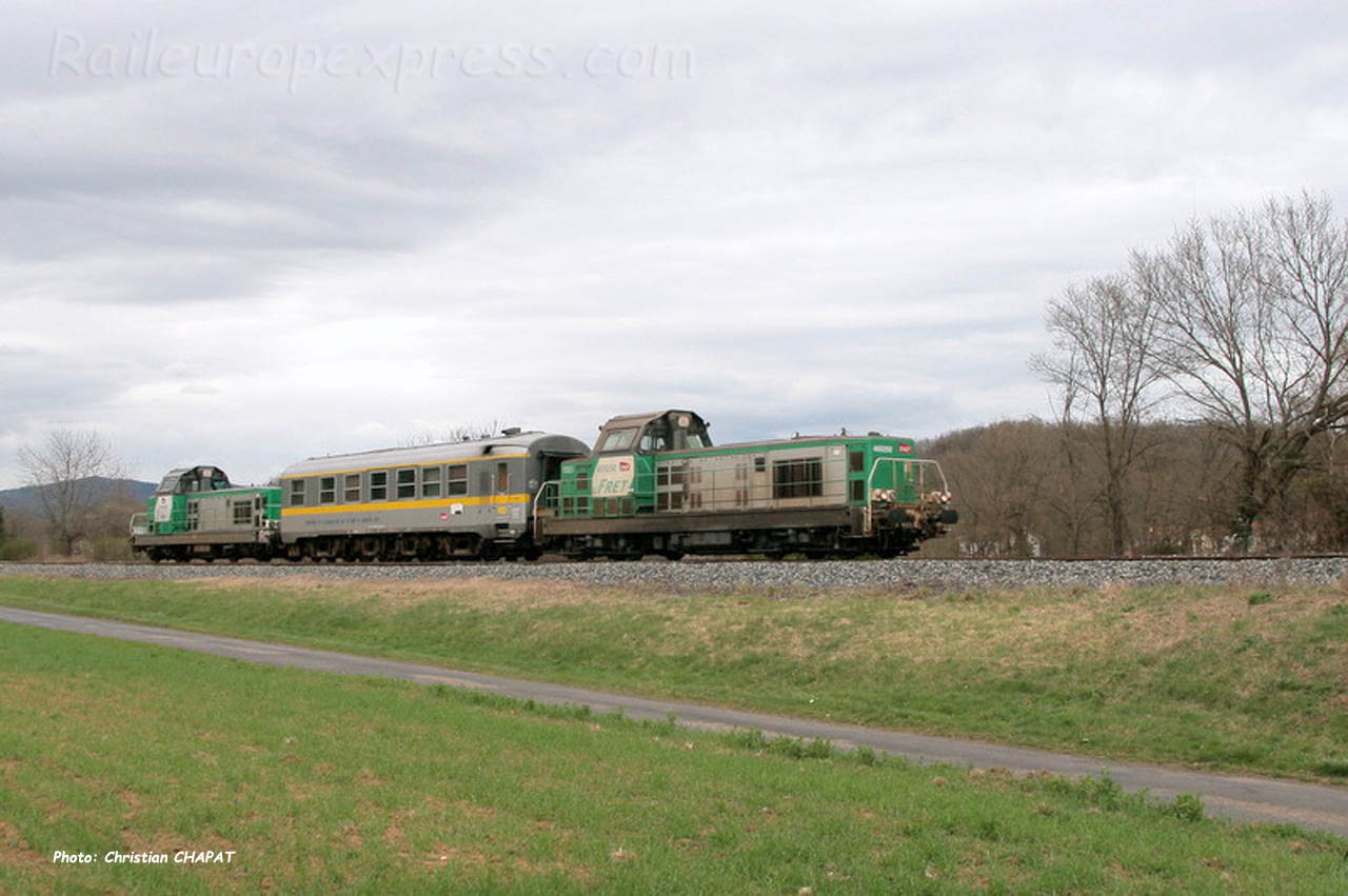 Voiture Mauzin encadrée par 2 BB 69000 SNCF (F-43)