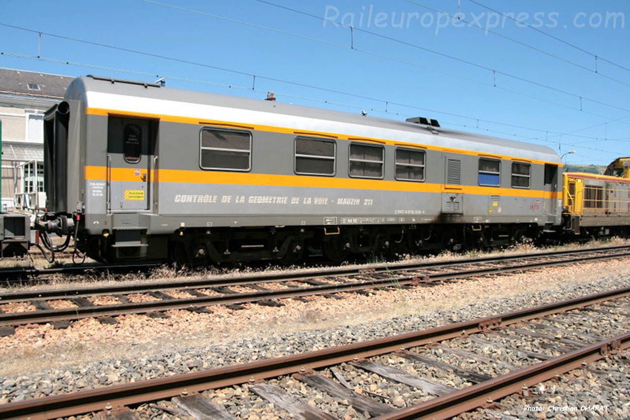 Voiture Mauzin SNCF 211 à Neussargues (F-15)