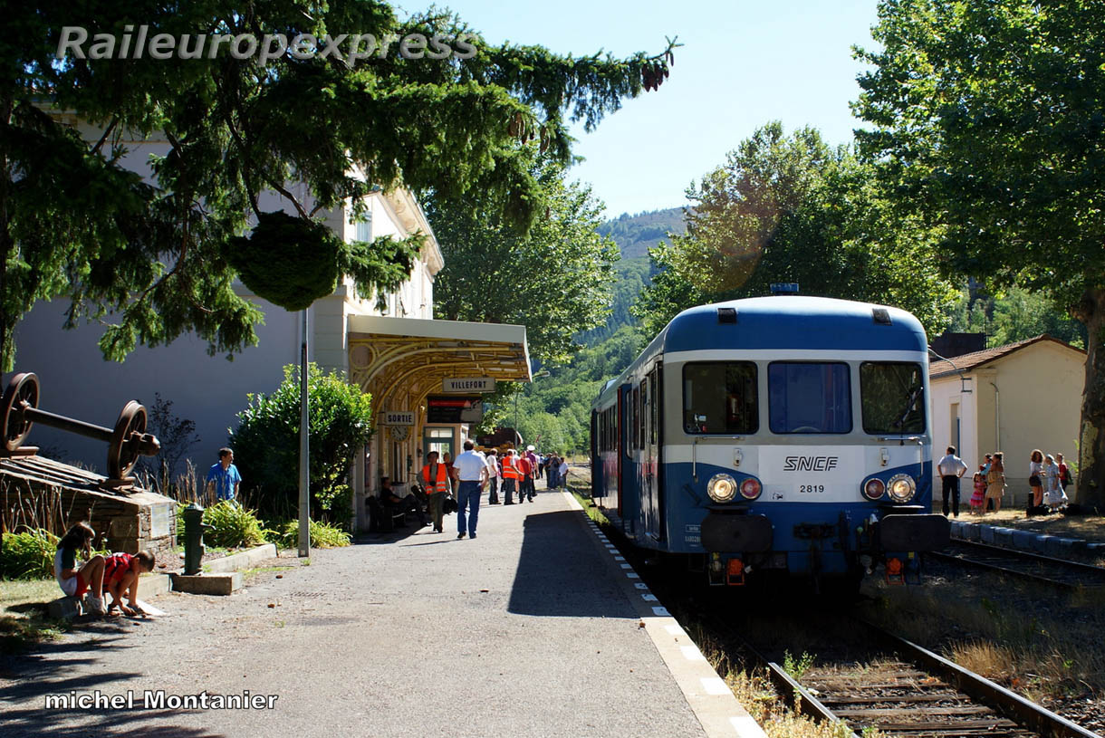 X 2819 en gare de Villefort