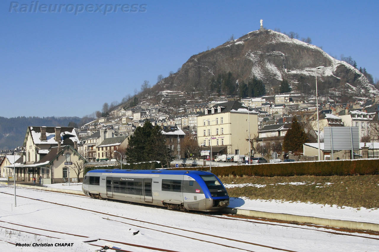 X 73 500 SNCF au départ de Murat (F 15)